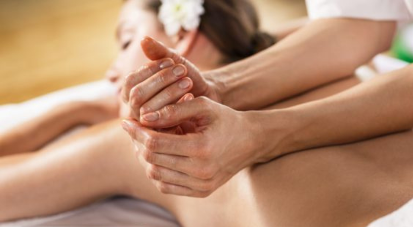 Manualità come onde: ecco il corso di Massaggio Hawaiano 