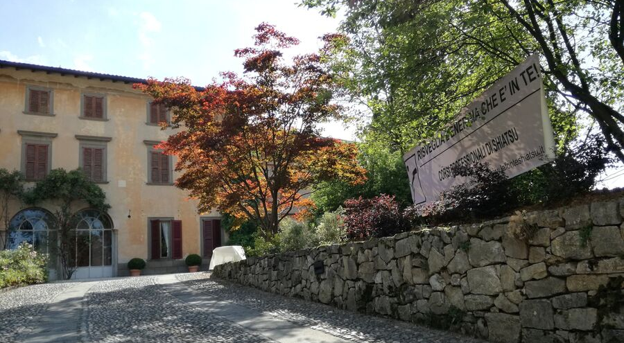 villa astori e striscione